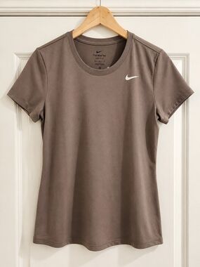 Nike Dri-FIT The Nike Tee Women's Medium Taupe Short Sleeve Athletic Training